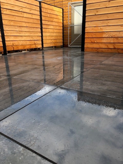 Nieuw aangelegd terras met tegels