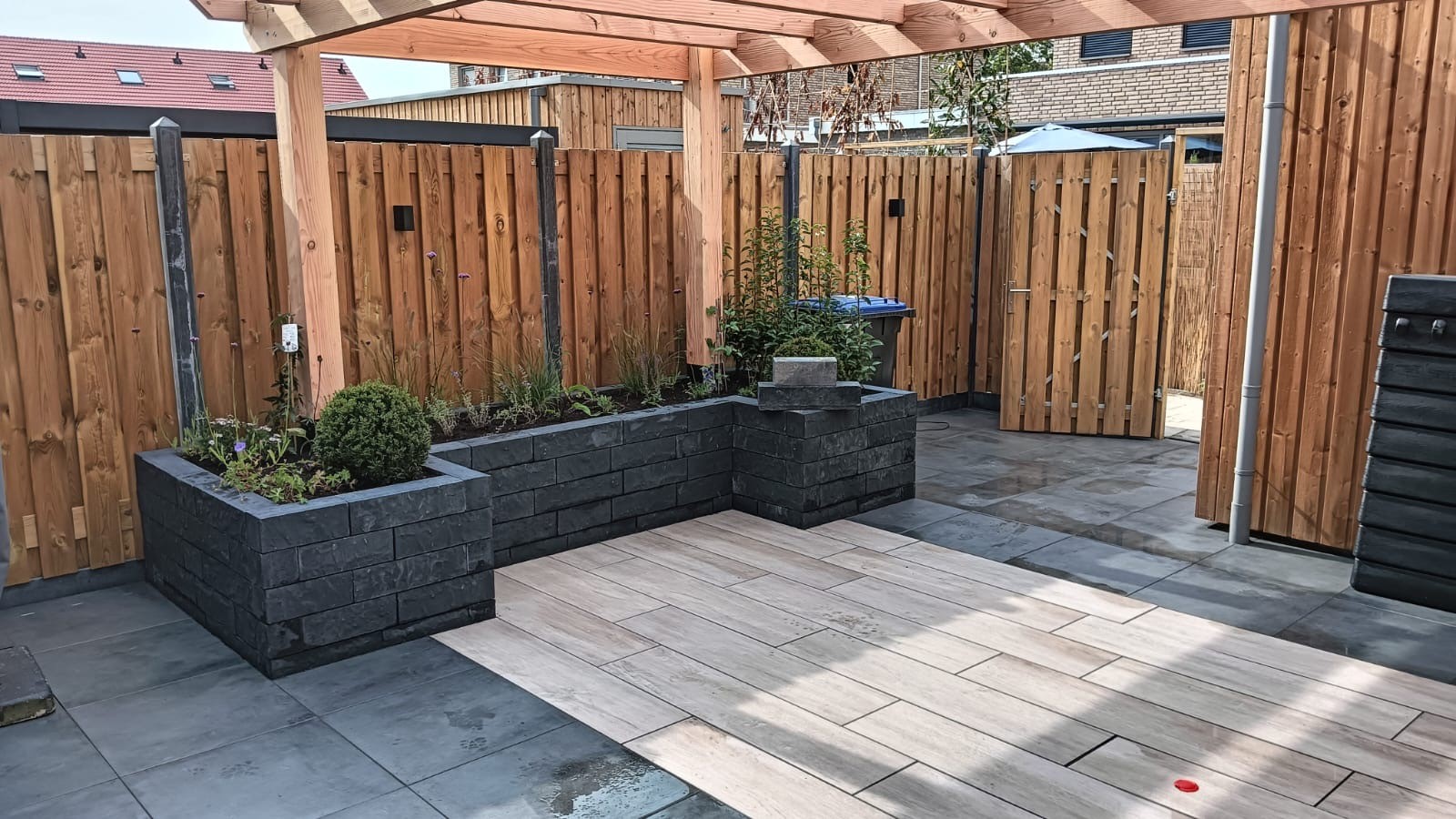 Terras met tegels en beplanting in Alblasserdam
